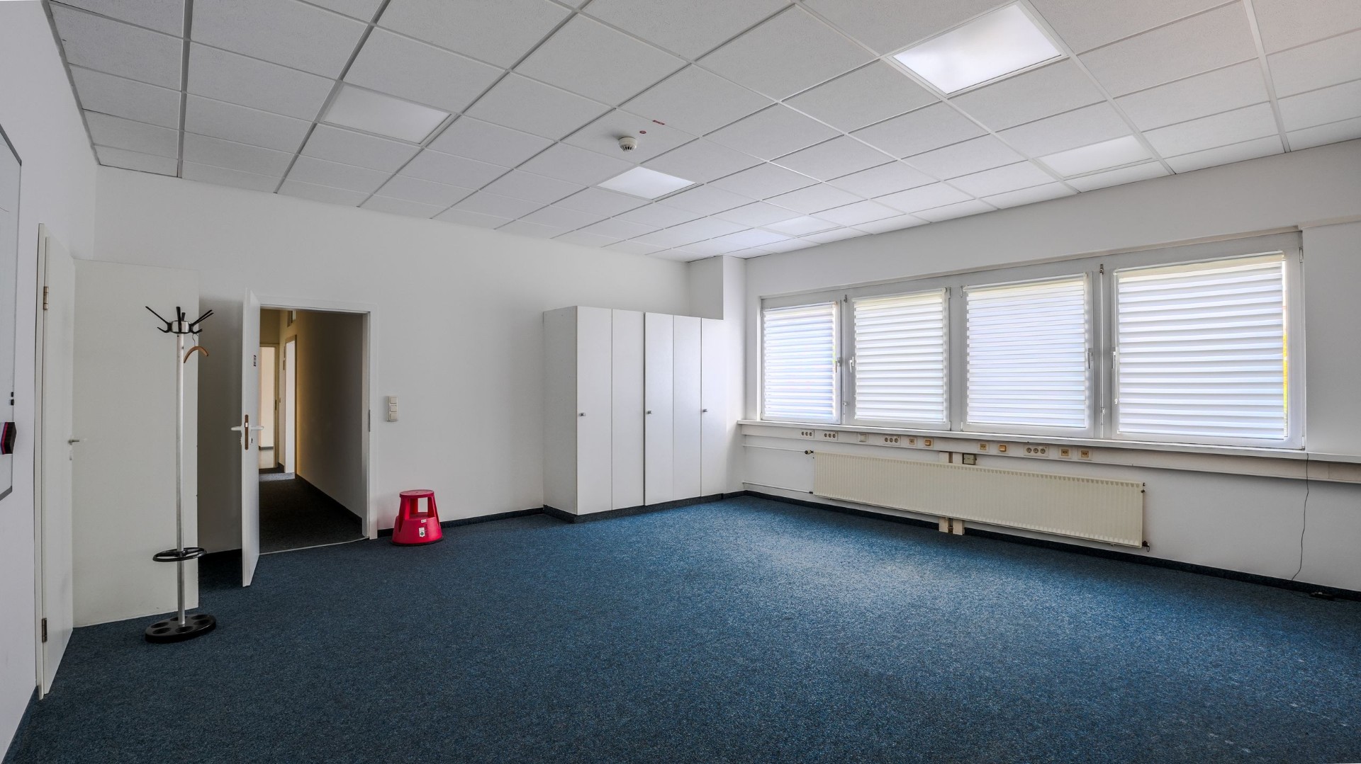Büroraum mit Teppichboden und Fensterfront