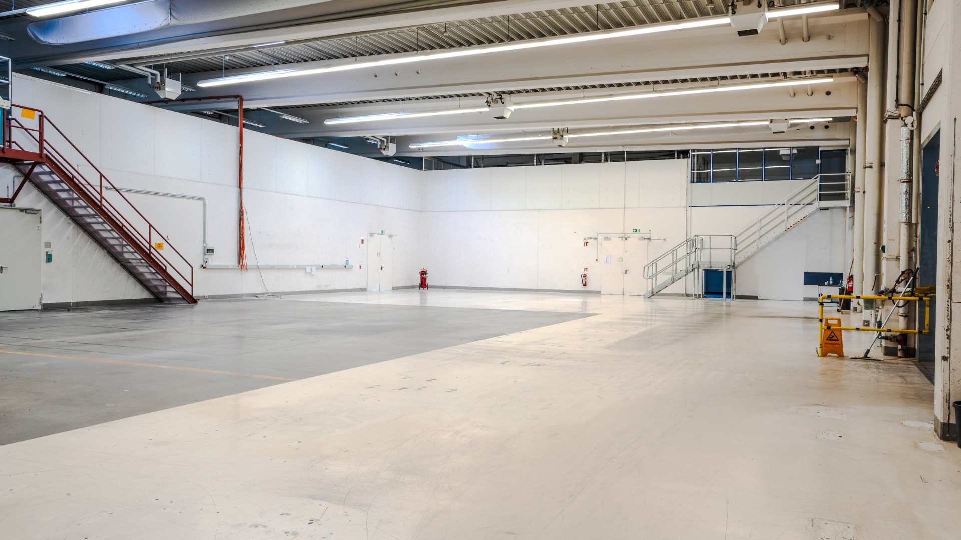 Hallenabschnitt mit Aufgang zum Mezzanine