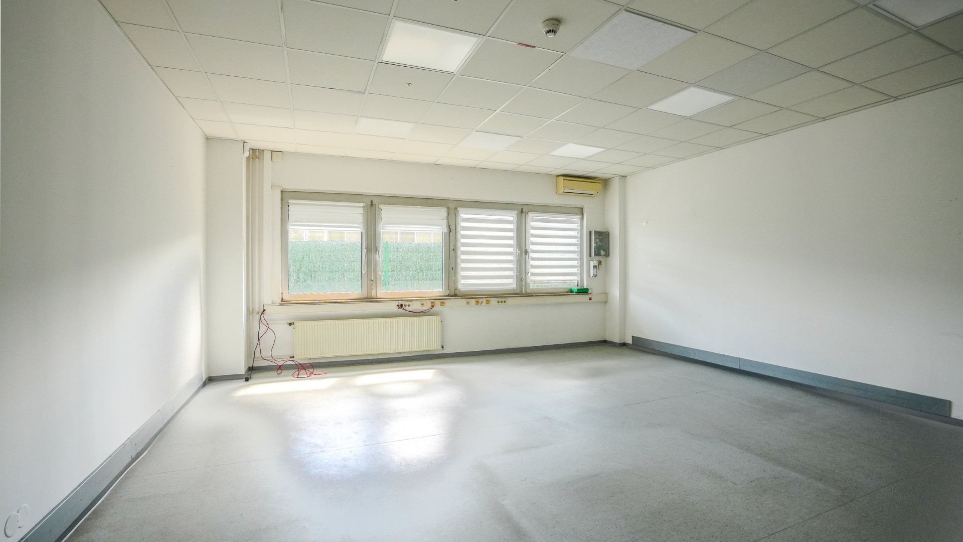 Heller Büroraum mit Fensterband