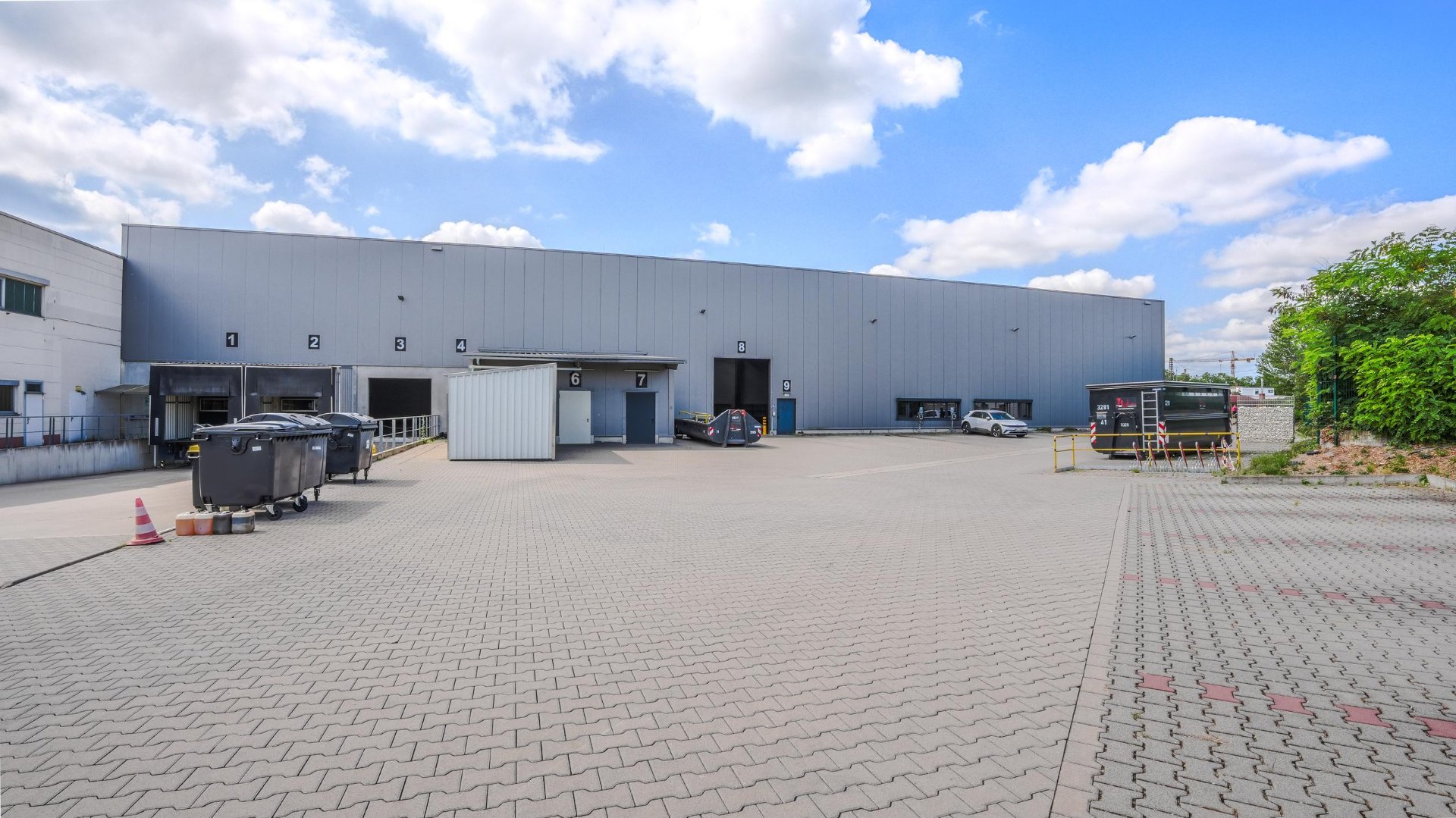 Außenansicht Lagerhalle mit Andienung und Toren