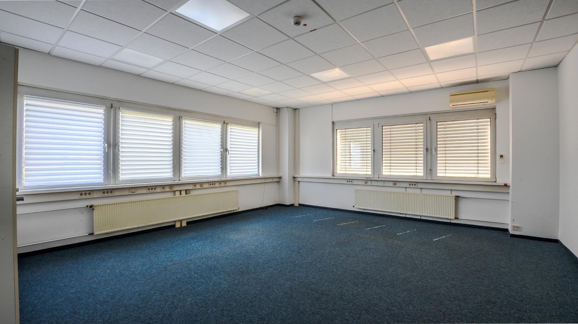 Großzügiges Büro mit zwei Fensterfronten